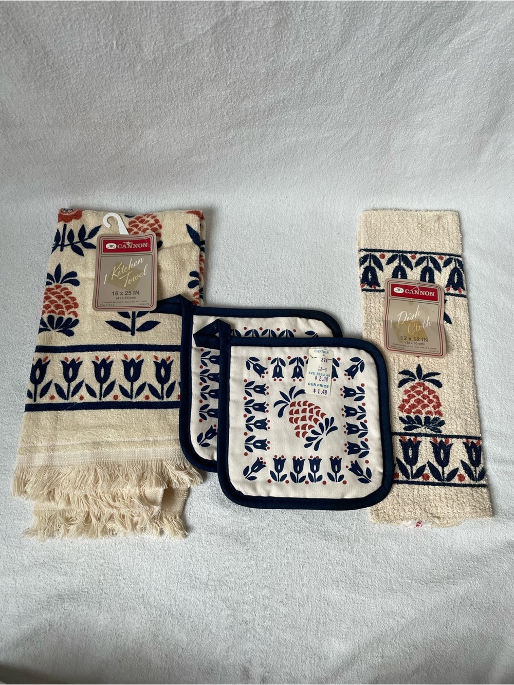 Canonn Cream, Navy & Coral Pineapple Kitchen Linen Set